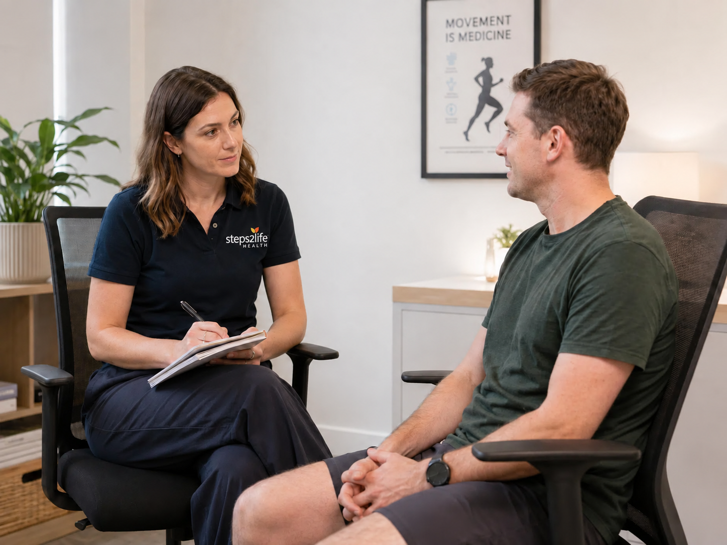 image-text-section Psychologist and client discussing support during a consultation