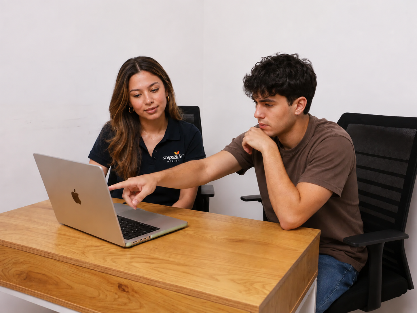 image-text-section Psychologist and client working together at a laptop during a consultation